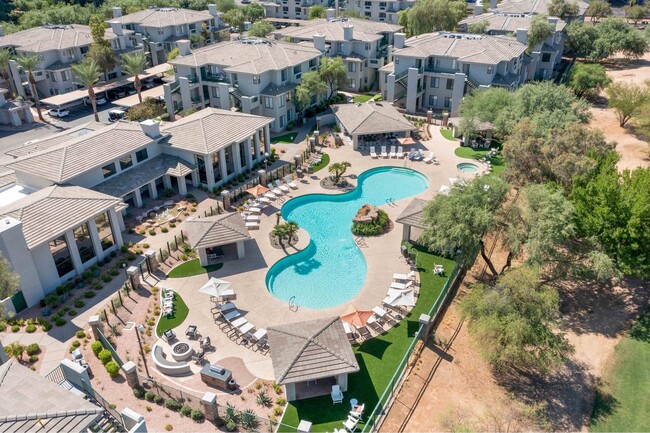 Vista aérea de la piscina en Nines at Kierland, Scottsdale, Arizona - The Nines at Kierland Apartamentos