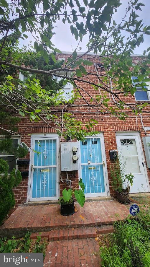 "Chic & Cozy 1-Bedroom Condo with Gleaming Hardwood Floors in the Heart of DC!"