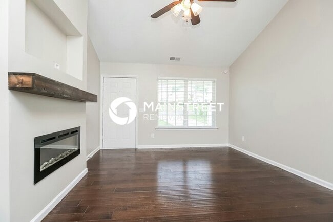 Photo - 3 Bedroom Pet-Friendly Home in LA VERGNE, TN with Main Street Renewal