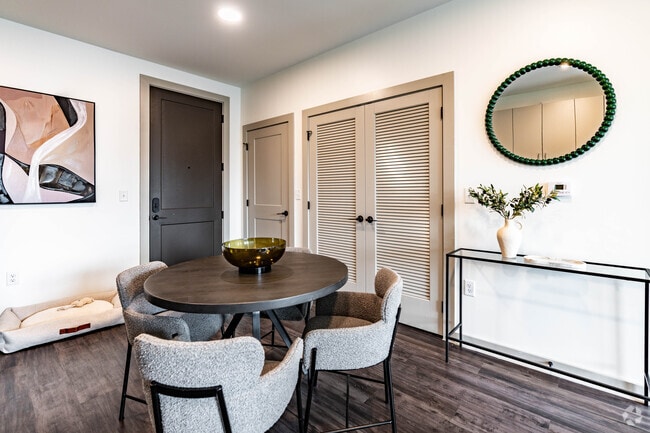 1BR, 1BA - 705SF - Dining Room