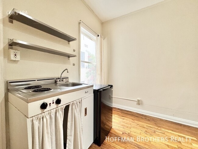 Building Photo - 836 Sanborn Ave Unit 202