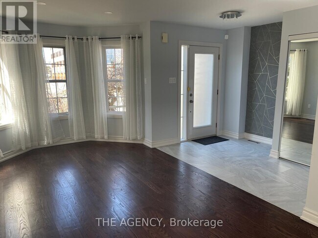 Photo - 9031 Yonge St