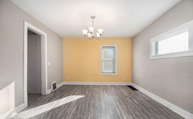 Photo - 778 Eleanor St NE