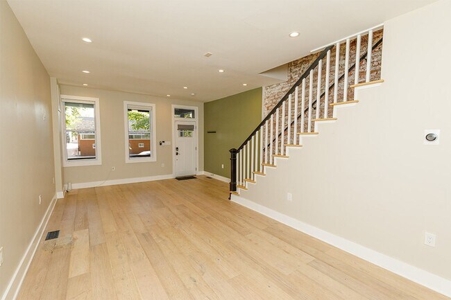 Photo - Beautifully Updated 4 Bed/3.5 Bath Row-Hom...