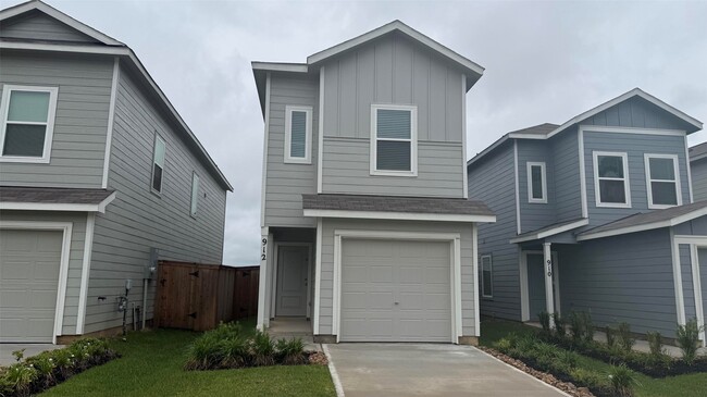 Building Photo - 912 Pertuso Ln