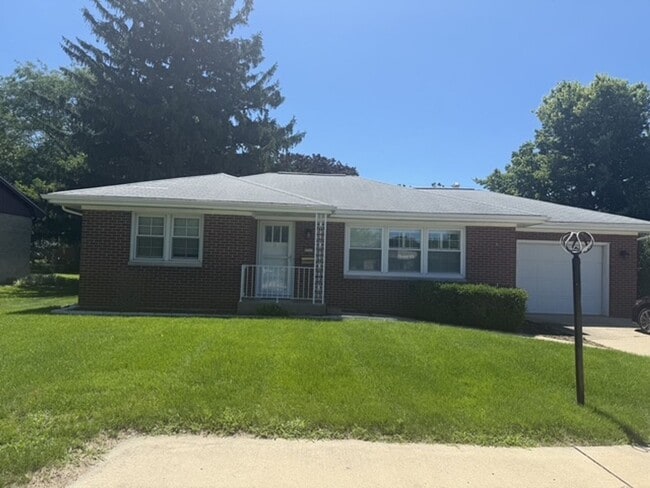 Building Photo - Beautiful 2 BR house in Bloomington. 1.5 bathroom