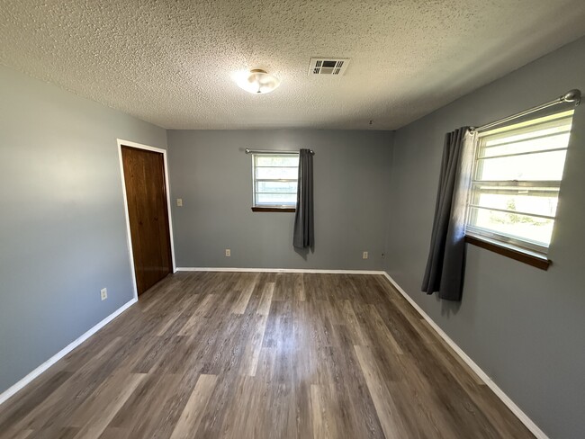 Photo - 901 N Oak Ave