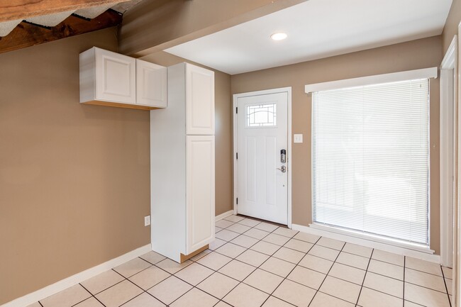 Photo - 44 April Point Dr S