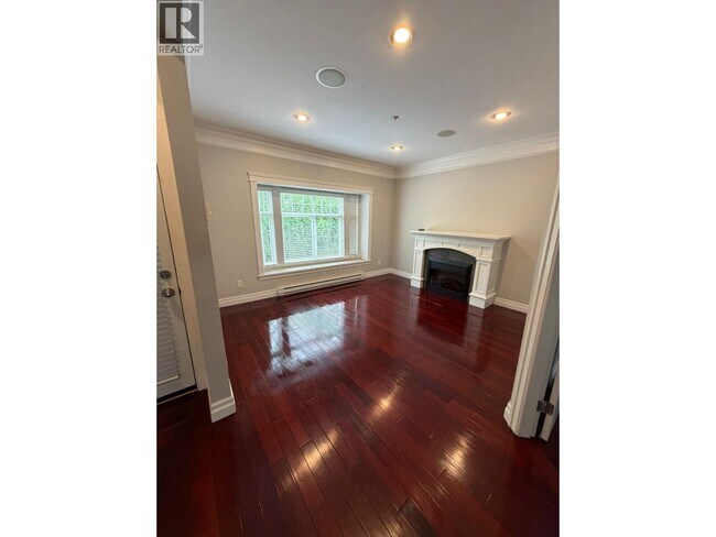 Photo - 4585 Commercial St
