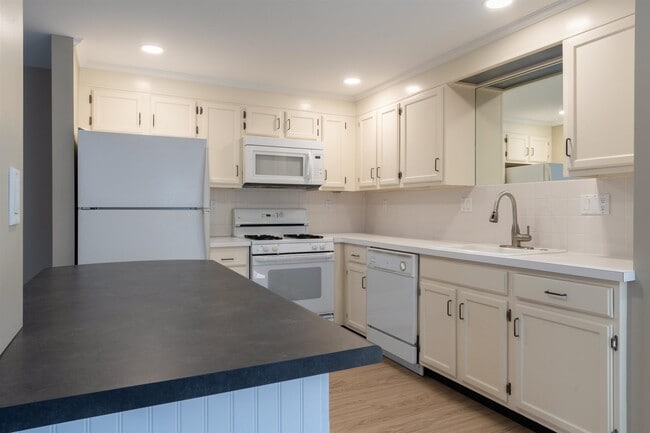 Photo - 185 Indian Rock Rd