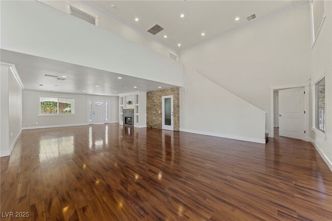 Building Photo - 144 E Robindale Rd