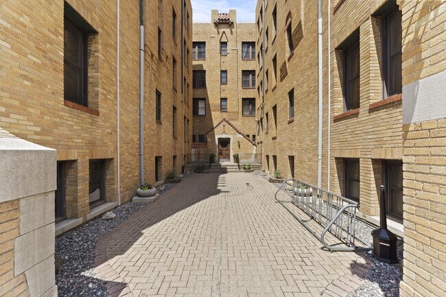 Photo - Granada Apartments