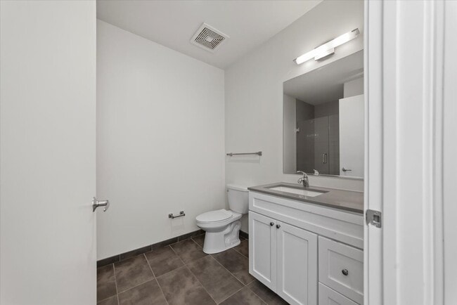 Photo - 827 N Milwaukee Ave