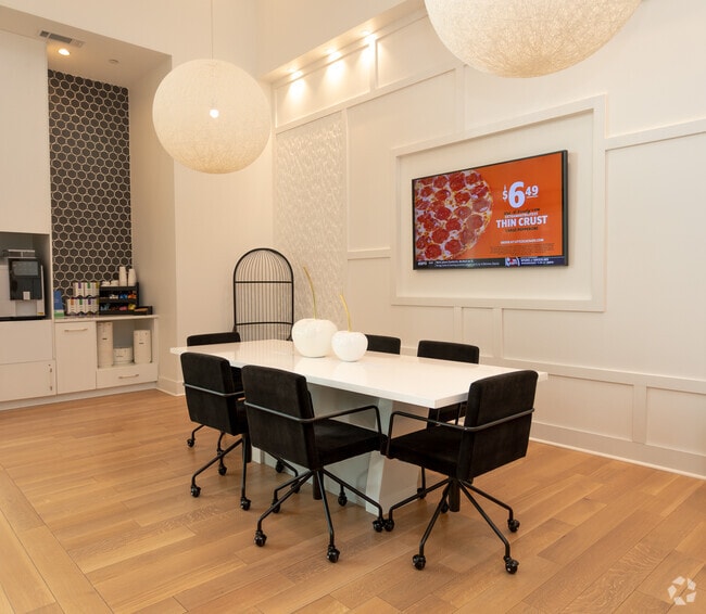 Oficina de arrendamiento - NoDa Flats