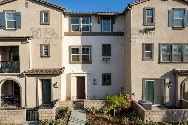 Modern 3-Story Townhome in Prime Temecula ... - Modern 3-Story Townhome in Prime Temecula ...