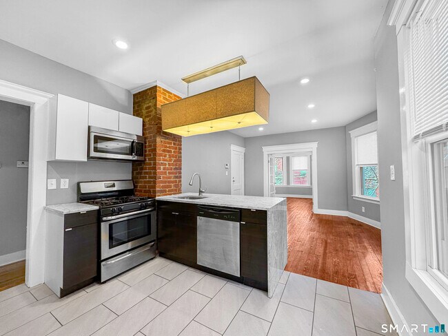 Building Photo - 248 Nicoll St Unit 3