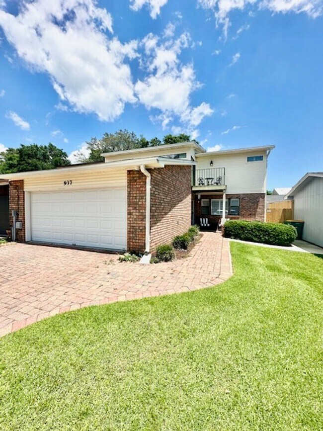 Building Photo - GORGEOUS 3 bedroom/3 bathroom/2 car garage townhome for rent in the desirable DONLABROOK GARDENS!