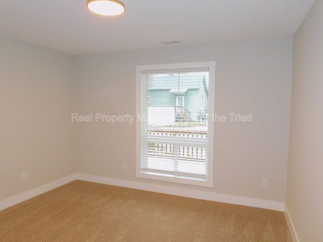 Photo - 934 Albert St SW