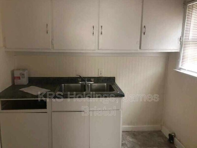 Photo - 1710 Watts Ln