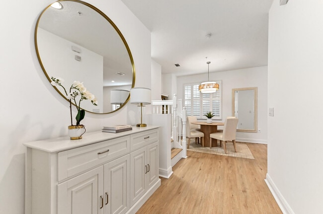 Photo - 642 NW 38th Cir