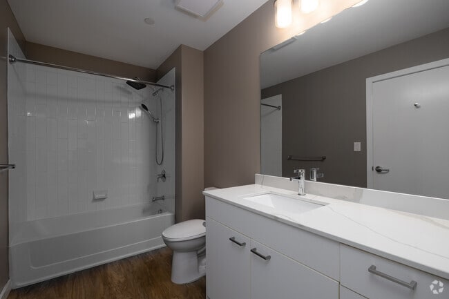 1BR, 1BA - 766SF - Bathroom