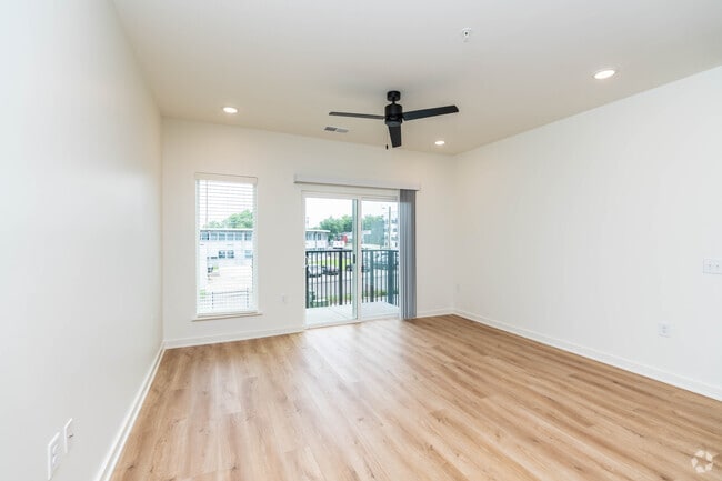 2BR, 2BA - 1028SF - Living Room
