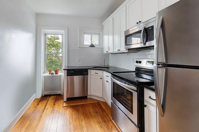 Building Photo - 432 E 136th St Unit Apt2