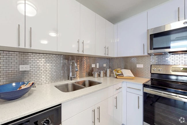 1BR, 1BA - 761 SF