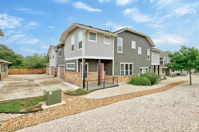 Building Photo - 1700 Cedar Bend Dr Rental