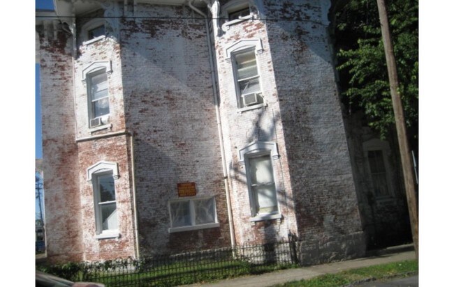 Photo - 185 E Maxwell St