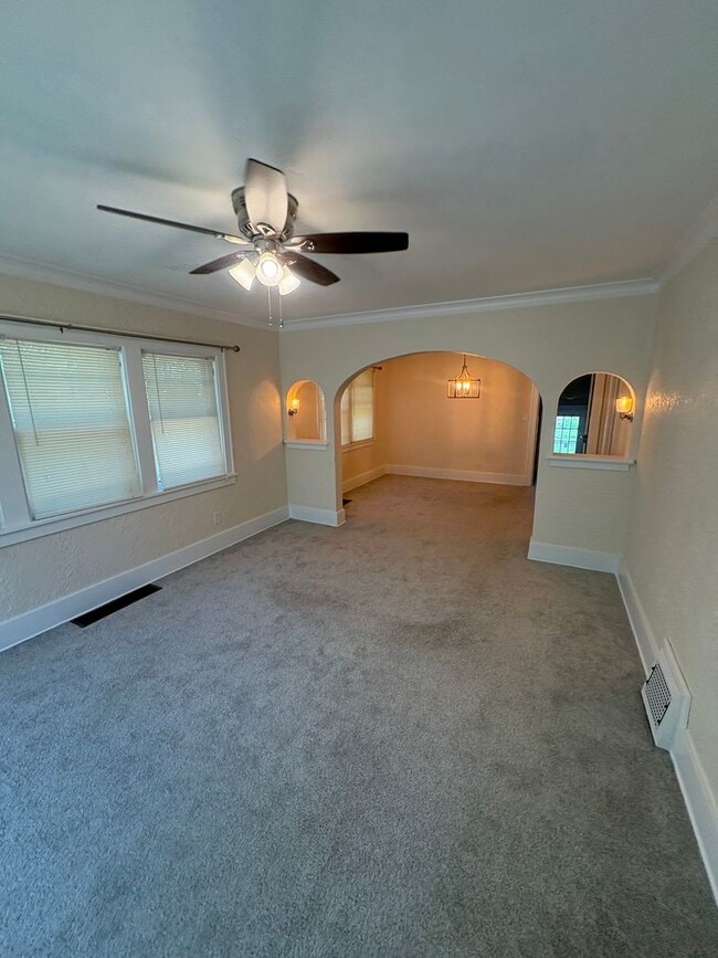 813 W Maywood Ave