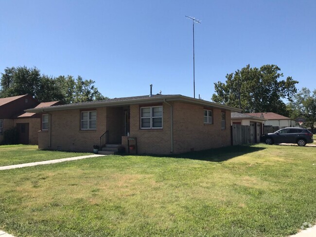 Building Photo - 3 Bedroom, 1 bathroom with Double Detached... Rental