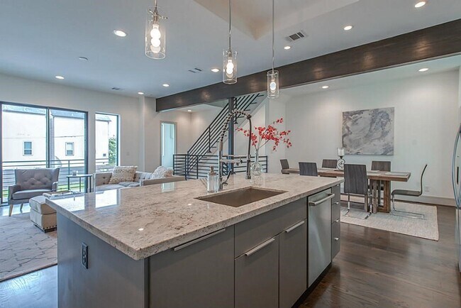 Photo - 2516 Pease St