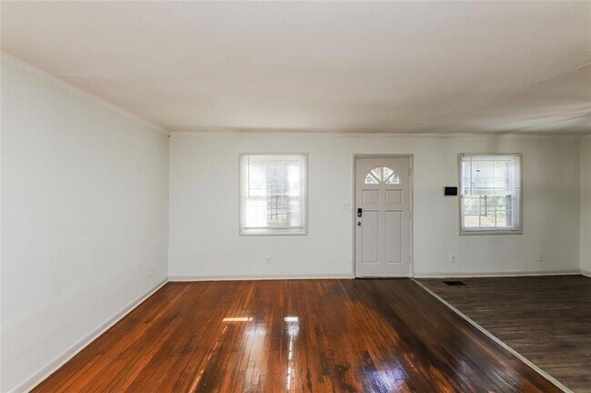 Photo - 210 Oak Dr SE