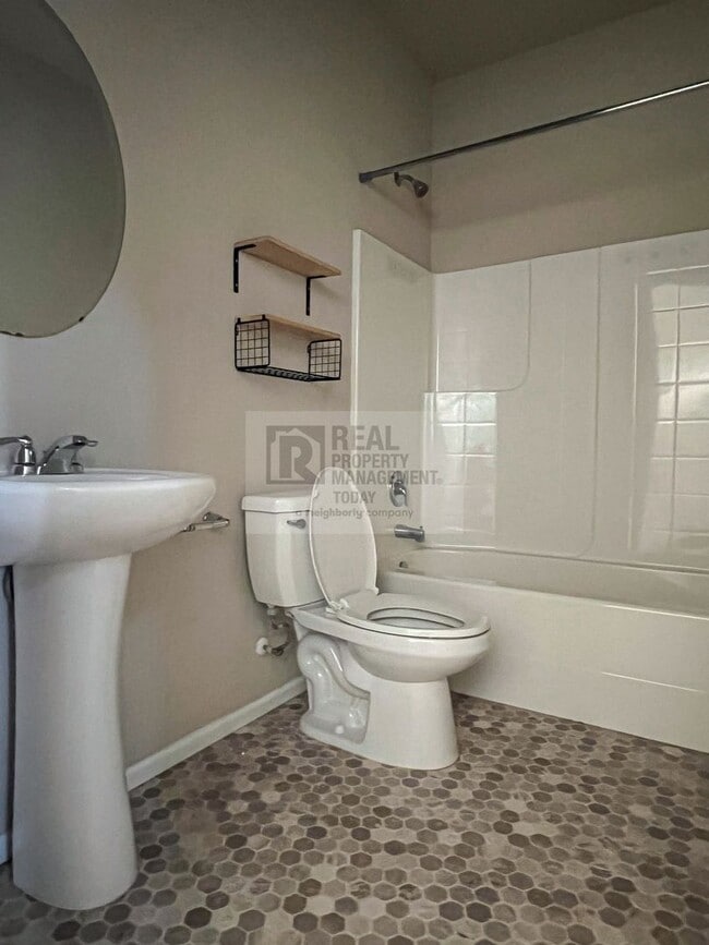 Photo - Spacious 5 Bedroom Home In Lacey!!