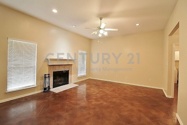 Photo - 302 Aspen Ct W