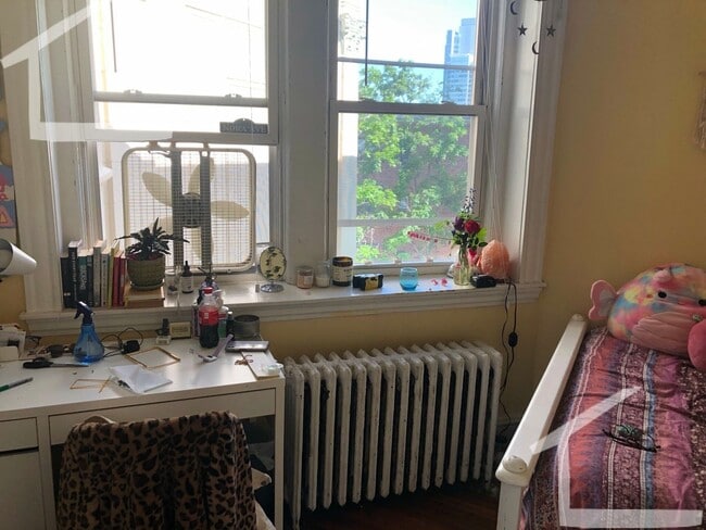 Photo - 4bed-1.5bath Egmont St. Apartment with Heat/Hot Water Included!