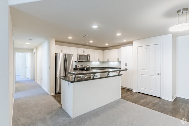 3BR, 3BA - 1,275SF