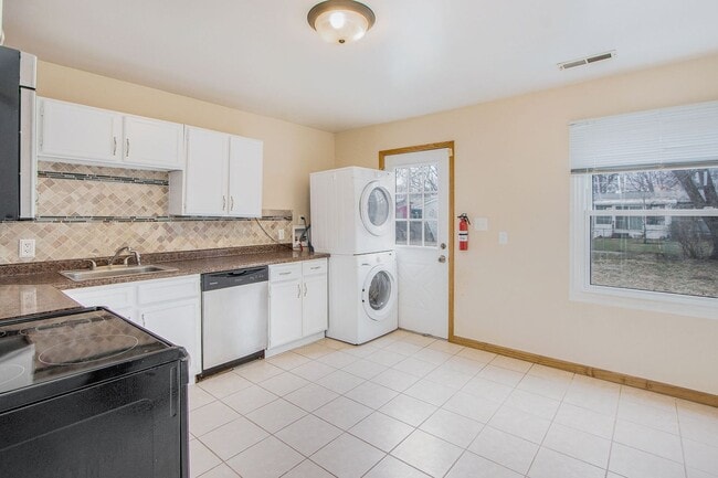 Photo - Contemporary 3-bed, 1-bath 925sq ft ranch with attached garage and yard!