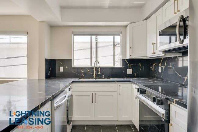 Building Photo - 1035 Hayworth Ave Unit 210 Rental