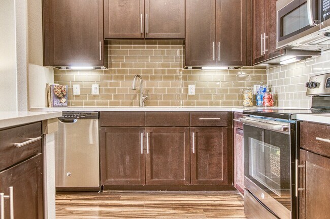 Photo - Modern Living in Houston’s Heart Unidad SAMN1