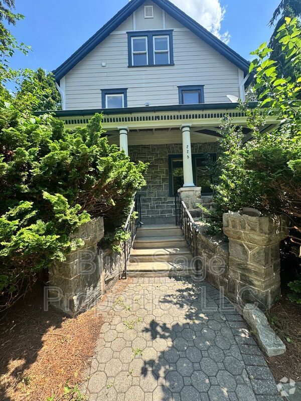 Building Photo - 225 Burmont Rd Unit 2nd/3rd Floor Rental