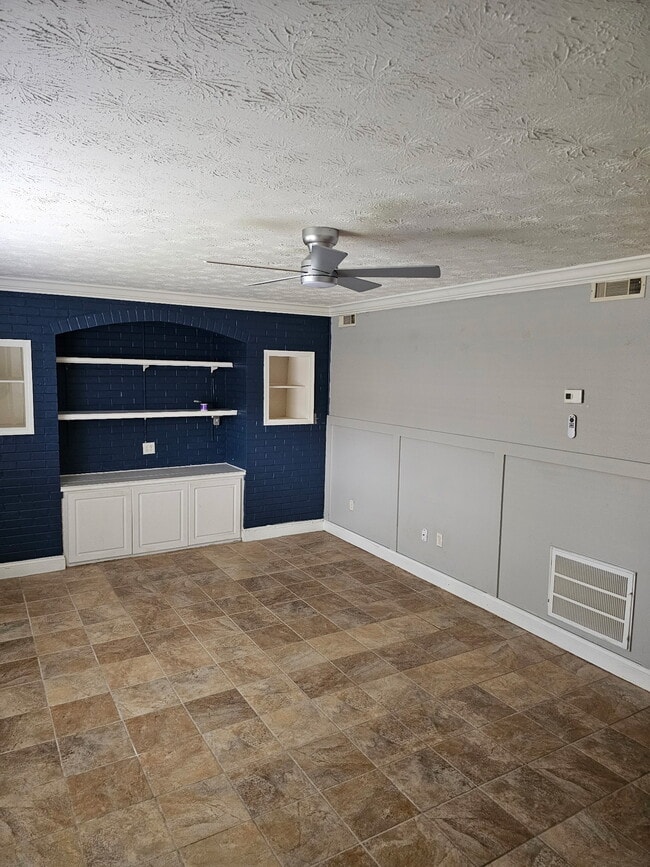 Building Photo - 5357 Hansel Ave Unit Camelot Lakeside