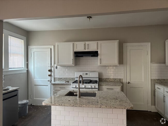 Building Photo - 665 E Pkwy S Rental