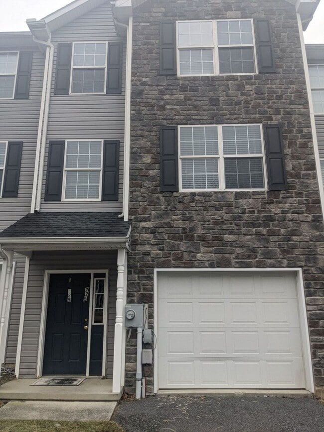 Building Photo - 3 Bedroom Townhouse for Rent in Waynesboro!