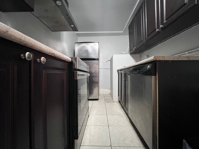 Photo - 959 Main St E Unit 1 - 2Br1Wr