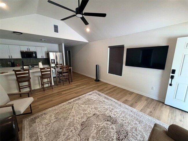 Photo - 1107 Neches St