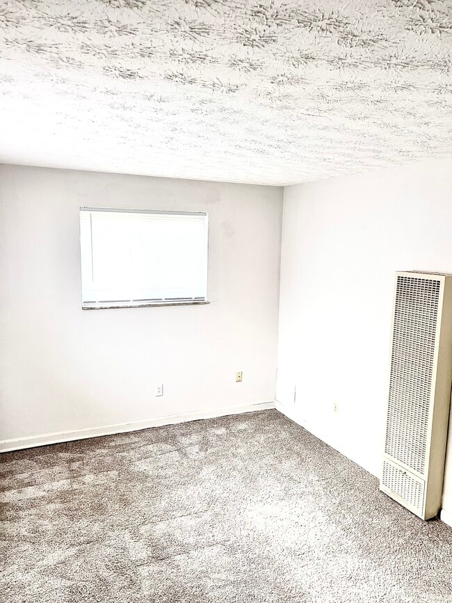 Dormitorio recién alfombrado con armario y grandes ventanales. - 1965 Vaughn St