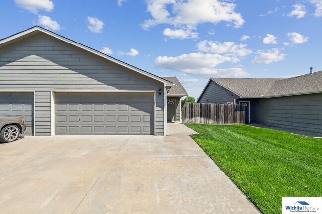 Building Photo - 3 bedroom, 2 bath duplex Rental