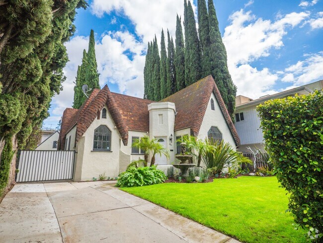 Building Photo - Beautiful West Hollywood Tudor 2 Bed/2.5 B... Rental